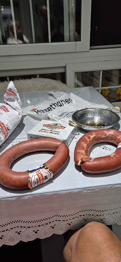 ürün çabuk geldi .cuma gönderildi cumartesiye geldi yurt içi kargoyu takip ettim bütün ilçeyi dolaşıp kapımın önünden geçti teslim edilemedi yazdı şok oldum ne aradı ne eve geldi eşim sağolsun sucuğu kızım yedi beğendi hediyeler için teşekkür ederim.yurt içi ile çalışmayın.Sıkıntılı..