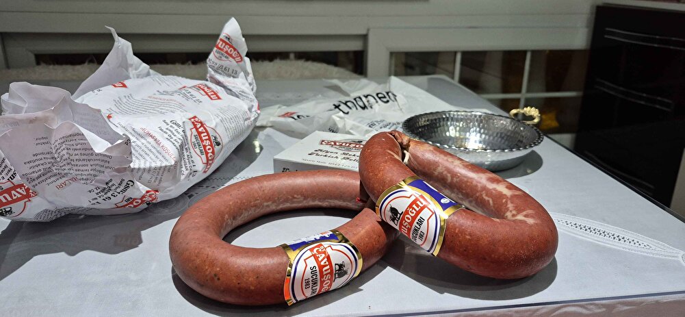 ürün çabuk geldi .cuma gönderildi cumartesiye geldi yurt içi kargoyu takip ettim bütün ilçeyi dolaşıp kapımın önünden geçti teslim edilemedi yazdı şok oldum ne aradı ne eve geldi eşim sağolsun sucuğu kızım yedi beğendi hediyeler için teşekkür ederim.yurt içi ile çalışmayın.Sıkıntılı..