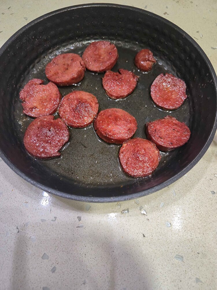 sucuklarımız  hediyeleriyle beraber eksiksiz ve tazecik geldi kargolama mükemmeldi hemen pişirip tadına baktık çok lezzetli  almak isteyenler hiç düşünmesin satıcıya çok teşekkür ederim