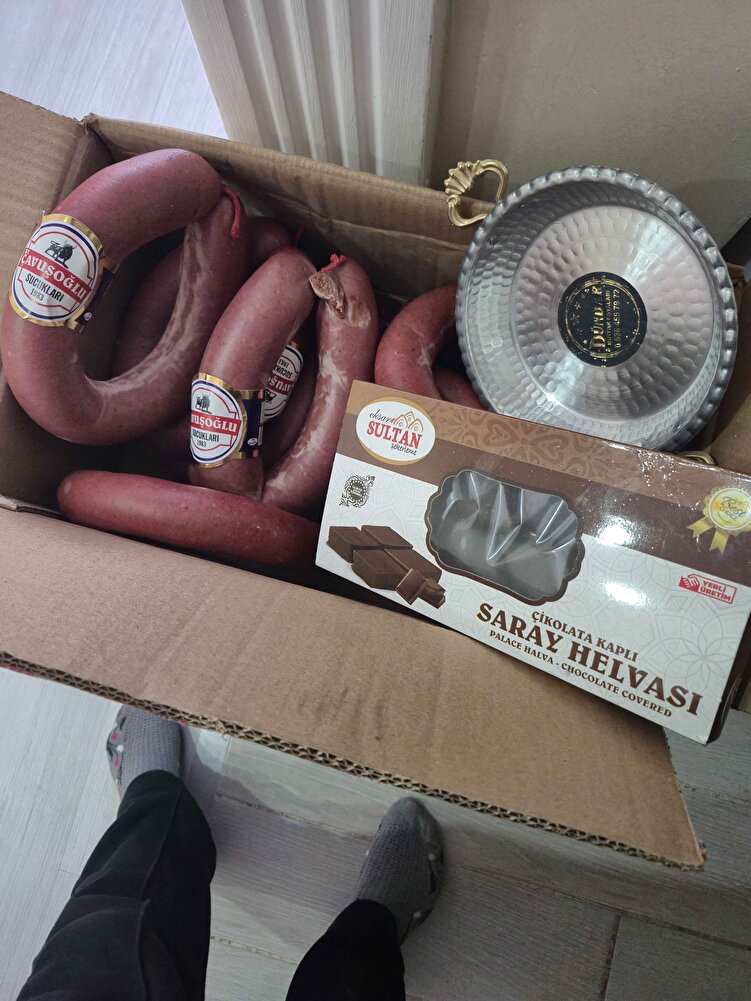 sucuklarımız  hediyeleriyle beraber eksiksiz ve tazecik geldi kargolama mükemmeldi hemen pişirip tadına baktık çok lezzetli  almak isteyenler hiç düşünmesin satıcıya çok teşekkür ederim