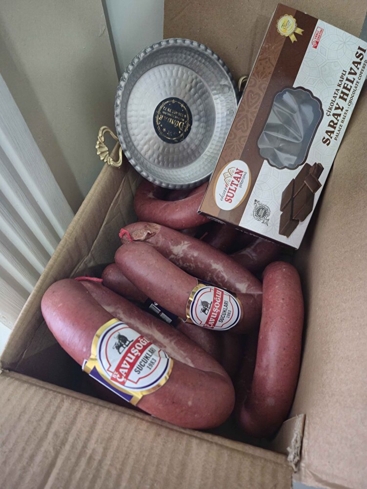sucuklarımız  hediyeleriyle beraber eksiksiz ve tazecik geldi kargolama mükemmeldi hemen pişirip tadına baktık çok lezzetli  almak isteyenler hiç düşünmesin satıcıya çok teşekkür ederim