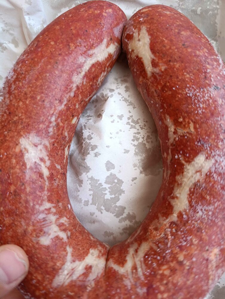 güzel . baharat tadı yoğun acılı aldım ama öyle belirgin bir acı değil çocuklarda rahatça yiyebilir. yanında lokum ve tava hediyesi geldi. 10 kangal sucuk geldi