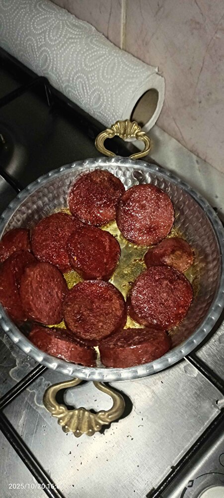 10 adet cıktı koliden denedim güzel sucuk birsz şişti gibi pişirince hediye lokum ve tava için saglun