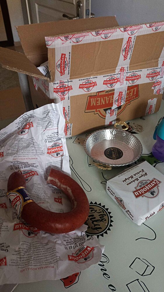 Öncelikle satıcıya ilgisinden ve hediyelerinden dolayı çok teşekkür ederim paketleme kargolama çok iyi 2 günde elime ulaştı evde Tor.. marka sucuk vardı karşılaştırma için birlikte pişirdim ve gerçekten güvendiğimiz markadan çok daha lezzetli bir sucuk gönül rahatlığıyla alabilirsiniz.