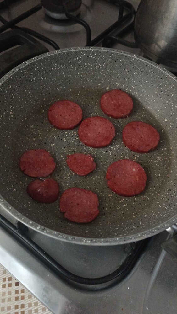 Öncelikle satıcıya ilgisinden ve hediyelerinden dolayı çok teşekkür ederim paketleme kargolama çok iyi 2 günde elime ulaştı evde Tor.. marka sucuk vardı karşılaştırma için birlikte pişirdim ve gerçekten güvendiğimiz markadan çok daha lezzetli bir sucuk gönül rahatlığıyla alabilirsiniz.