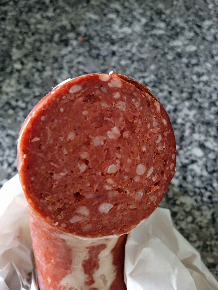 Yorumlarda abartıldığı gibi değil, bir kere dana değil!piliç ya d başka bişey bilmiyorum, sucuk pişirirken de belli oluyor zaten kızarmasından dana eti ile uzaktan yakından alakası yok! keşke fenomenlere kanıp almasaydım😔 kimseye tavsiye etmiycem bu yüzden.
