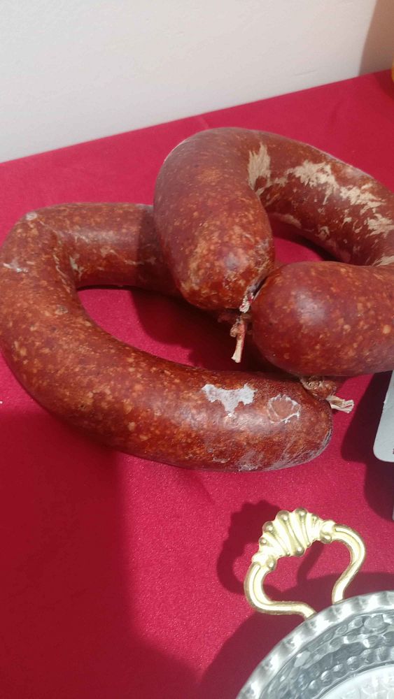 @Demetinrenkleri nin tavsiyesi ile aldim fena değil bir kasap sucuğu da değil ama yenilebilir baharatları iyi hediyeler için tesekkurler. idare eder. Lokumlar daha lezzetliydi.