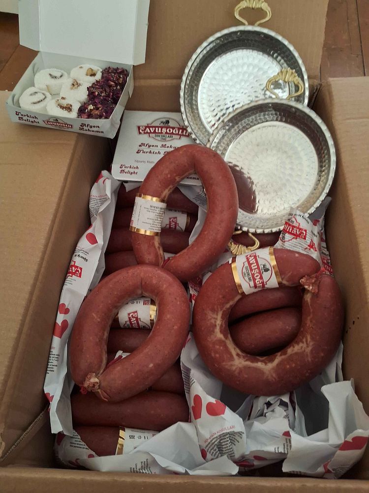 sucuklar çok lezzetli denedim tadı gayet güzel hediyeler için teşekkür ederim ayrıca siparişim 2 gün içerisinde geldi kargo özenli paketleme gayet güzel tekrardan teşekkürler