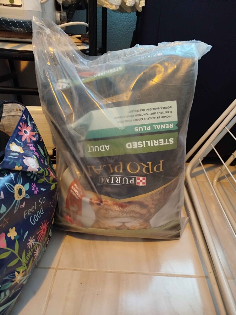 Paketlemesi çok iyiydi sağlamdı. Tarihi Mayıs 2026 olması da iyi. Daha önce hindilisini almıştım. Başka bir mamaya geçtik ancak 1.5 yaşındaki kedim o mamayı sevmedi ağır kokuyordu ve taneleri buna göre daha büyüktü. Bunun taneleri ufak olduğundan kedim daha rahat yiyor. Kargo da gayet hızlıydı. Tertemiz alışveriş süper.