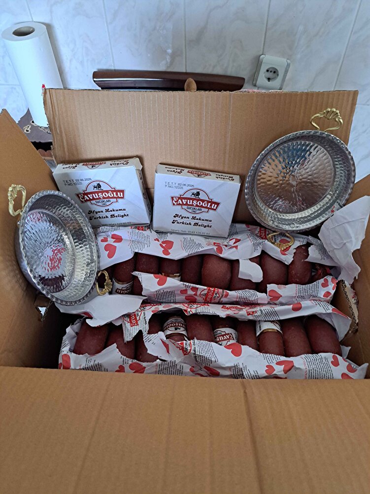 teşekkürler kargo paket gayet güzel geldi,ailecek tadına baktık baharatlı lezzeti güzel beğendik,koliden çıkınca asarsaniz  bir yere daha güzel olur,ilk siparisimdi ama yeni bir kampanyası olduğunda tekrar sipariş vereceğim,hediyeler için teşekkürler, benim için önemli olan lezzetli olmasıydı, tavuk sucuklarindan daha iyi ,emeğinize sağlık teşekkürler