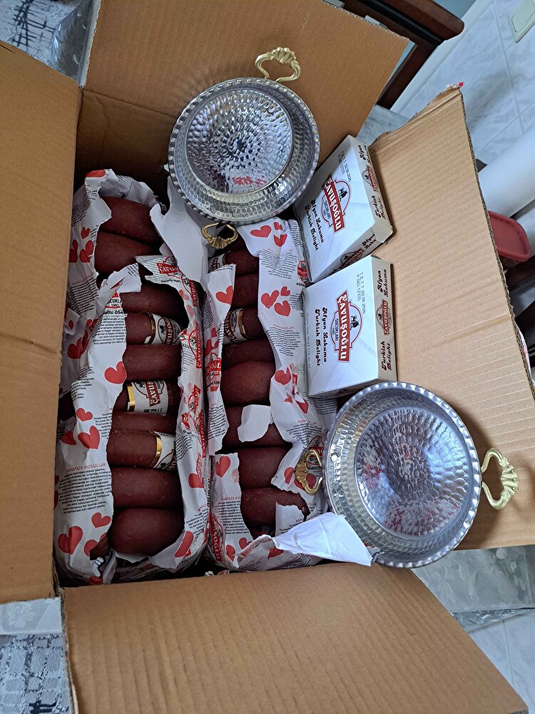 teşekkürler kargo paket gayet güzel geldi,ailecek tadına baktık baharatlı lezzeti güzel beğendik,koliden çıkınca asarsaniz  bir yere daha güzel olur,ilk siparisimdi ama yeni bir kampanyası olduğunda tekrar sipariş vereceğim,hediyeler için teşekkürler, benim için önemli olan lezzetli olmasıydı, tavuk sucuklarindan daha iyi ,emeğinize sağlık teşekkürler