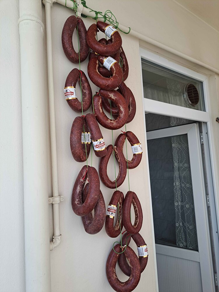 teşekkürler kargo paket gayet güzel geldi,ailecek tadına baktık baharatlı lezzeti güzel beğendik,koliden çıkınca asarsaniz  bir yere daha güzel olur,ilk siparisimdi ama yeni bir kampanyası olduğunda tekrar sipariş vereceğim,hediyeler için teşekkürler, benim için önemli olan lezzetli olmasıydı, tavuk sucuklarindan daha iyi ,emeğinize sağlık teşekkürler