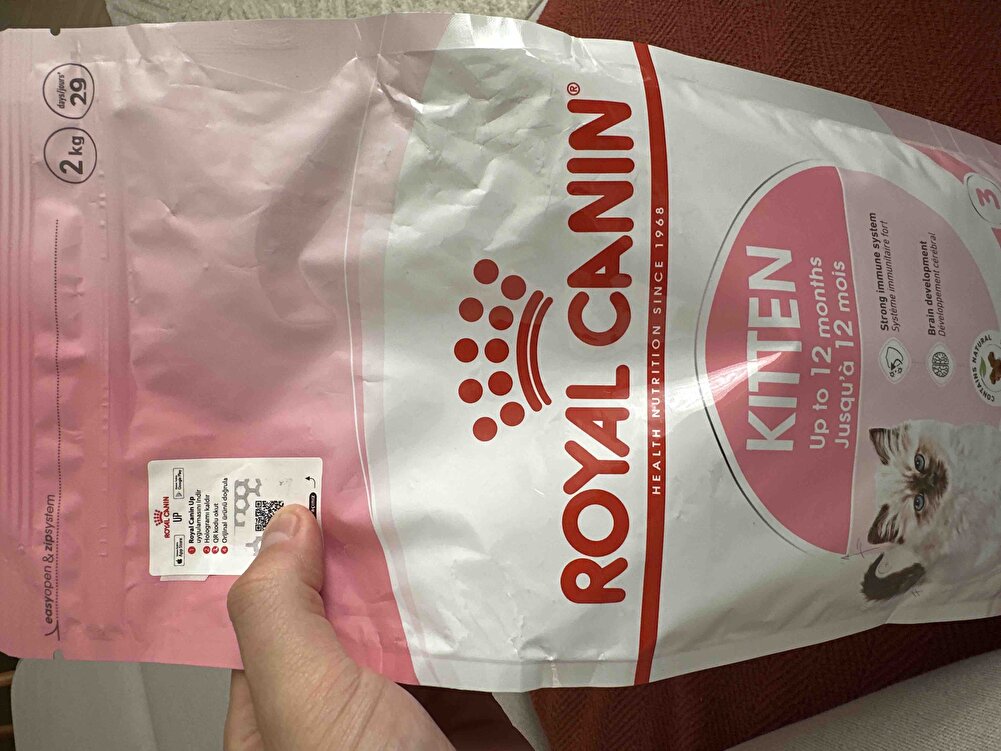 Ürün çok güzel paketlenmiş şekilde geldi hiç zarar görmemiş, ayrıca satıcıya teşekkür ederim orijinal ürün gönderdiği için. Üzerindeki hologram ile Royal Canin uygulaması üzerinden kontrol ettim.