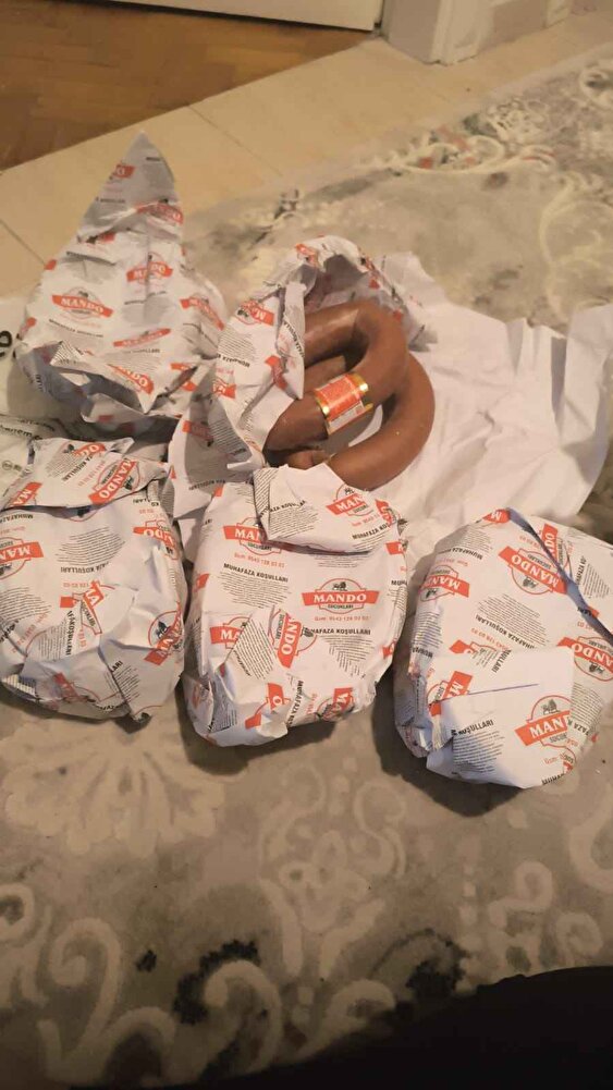 kargom bugün geldi paketlemesi çok güzel ve özenliydi henüz sucukları deneme fırsatım olmadı ama görünüş ve koku olarak muhteşemler satıcı ise çok ilgiliydi her soruma hemen yanıt verildi ve bizi kırmadı hediyesinide yolladı ablamla ortak aldığımız için ikimize hediyesini yolladı kırmayıp bu yüzden çok çok teşekkür ediyorum bol satışlar diliyorum hiç düşünmeden güzenle alışveriş yapabilirsiniz