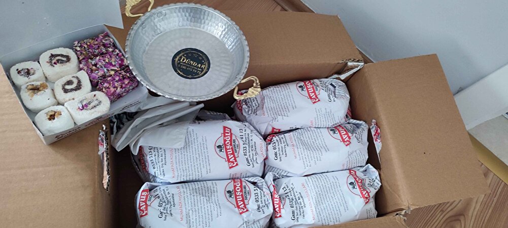 Kargo hemen elime ulaştı güzel temiz kağıda paketlenmişti,hediyeleri de yanında vardı teşekkürler Çavuşoğlu sucukları, tadı da güzeldi diğer marketlere göre fiyatı da uygundu gözü kapalı alınabilir