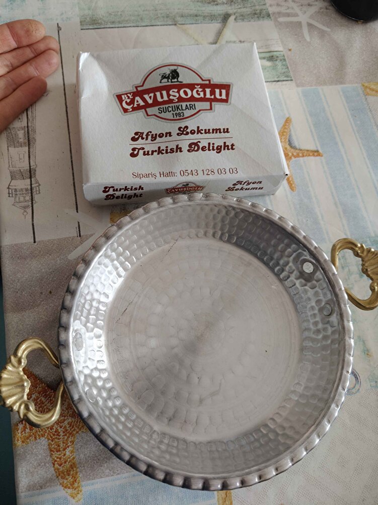 kutuyu açınca mis gibi koktu.. wallahi beğendim .. saol kardeşim.. hemen doğadan topladığım otlarla pişirdim .. tadına bayıldık ..  kokusu kadar tadida muhteşemdi.. taptaze geldi.. hemen derindondurucuya yerleştirdim ..  keyifle tuketecegimiz kesin ..  umarım çizgisini değiştirmez ..  hediyeler çok sekerdi hem tatlı lokum hem minnak tava çok hoşumuza gitti ..  otantik orjinal  teşekkür ederim 🙏👌🧿