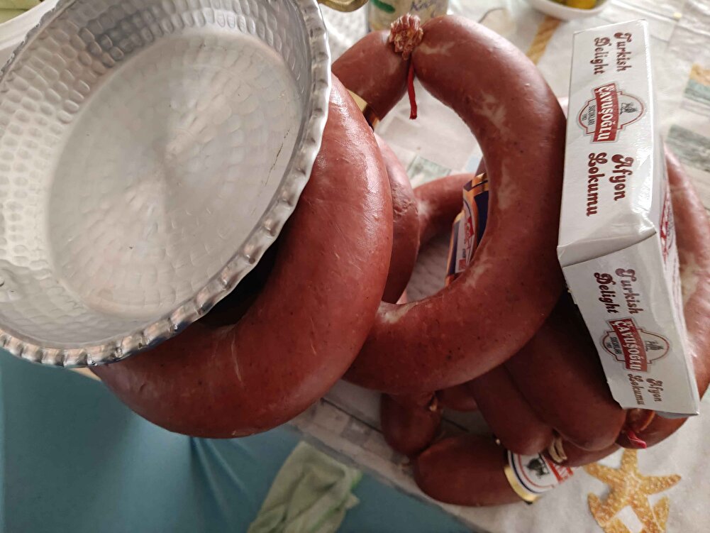 kutuyu açınca mis gibi koktu.. wallahi beğendim .. saol kardeşim.. hemen doğadan topladığım otlarla pişirdim .. tadına bayıldık ..  kokusu kadar tadida muhteşemdi.. taptaze geldi.. hemen derindondurucuya yerleştirdim ..  keyifle tuketecegimiz kesin ..  umarım çizgisini değiştirmez ..  hediyeler çok sekerdi hem tatlı lokum hem minnak tava çok hoşumuza gitti ..  otantik orjinal  teşekkür ederim 🙏👌🧿