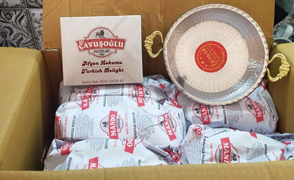 merhaba siparişi dün vermiştim, bugün geldi.  paketleme gayet güzel hediyeler için teşekkür ederim. lezzetine gelince baharatı varla yok arası keza acısıda öyle acı değil. ama gayet güzel bir tadı var. memnun kaldım.