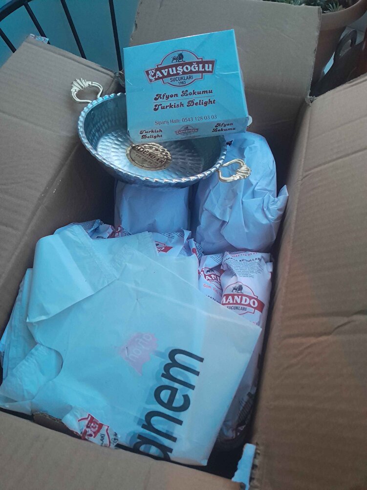 cocuklar  begendi  hediye  için ayrica  teşekkürler..not geceyim  keske lokumlari  bir posete  gecirseniz  sucuk  kokusu  sinmisti  uzerine