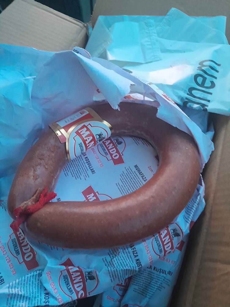 cocuklar  begendi  hediye  için ayrica  teşekkürler..not geceyim  keske lokumlari  bir posete  gecirseniz  sucuk  kokusu  sinmisti  uzerine