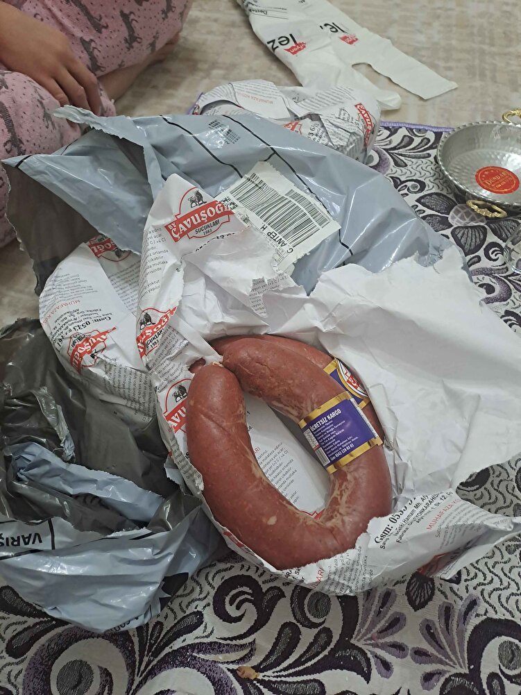ALMAYIN ÇOK UYANIK Bİ FİRMA YAŞ SUCUK GÖNDERİYOR  GRAMAJI YÜKSEK OLSUN DIYE BU KENDİNİN YARARINA SUCUĞA BENZEMİYOR DANA  ETİ DİYOR AMA TAVUK GİBİ GIDA ÜRÜNÜ VAKUMLAYIN DEMEME RAĞMEN VAKUMLANMAMIŞTI..BEĞENMEDİM KESINLİKLE FENOMENLERİN ABARTISI ONLARA İYİSİ GİDİYORSA BİLEMEM