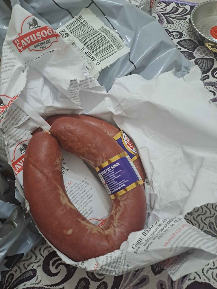 ALMAYIN ÇOK UYANIK Bİ FİRMA YAŞ SUCUK GÖNDERİYOR  GRAMAJI YÜKSEK OLSUN DIYE BU KENDİNİN YARARINA SUCUĞA BENZEMİYOR DANA  ETİ DİYOR AMA TAVUK GİBİ GIDA ÜRÜNÜ VAKUMLAYIN DEMEME RAĞMEN VAKUMLANMAMIŞTI..BEĞENMEDİM KESINLİKLE FENOMENLERİN ABARTISI ONLARA İYİSİ GİDİYORSA BİLEMEM