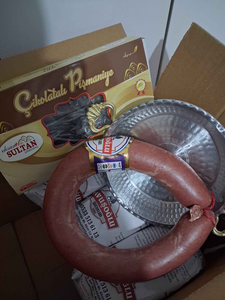bu ikinci sperişim biz ailece her sucugu yıyemiyoruz mide yangını yapar ama bu sucuklarda hic öyle birsey olmadı gayet guzel ve lezzetli ayrıca hediyeler icin tesekkür ediyorum