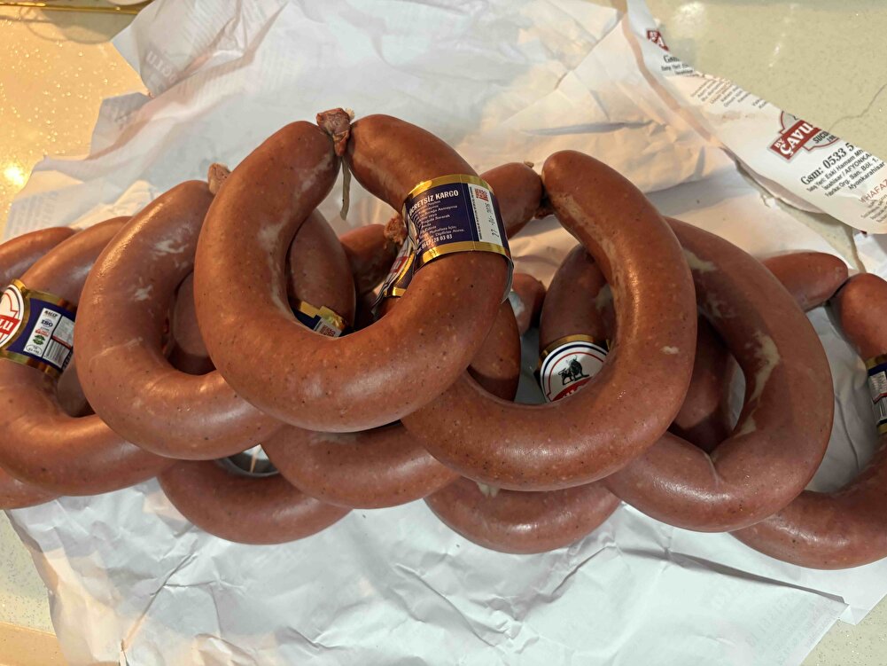 Kusursuz elime ulaştı güzel gözüküyor sucuklar tam 5 kg lezzetine bakmadım yeni yapılmış tarihi de uzun taze geldi inşallah lezzeti de güzeldir