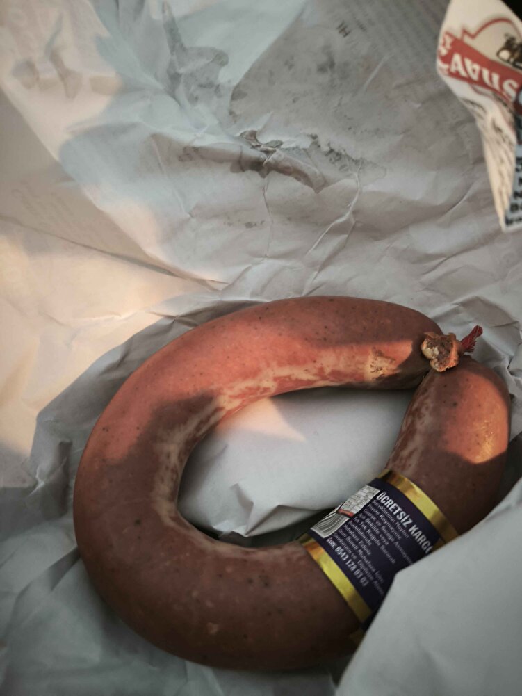 Ürün yaş geliyor alacaklar bilsin Ayrıca tadı orta halli markaların sucuğu gibi yorumlara inanmayın.