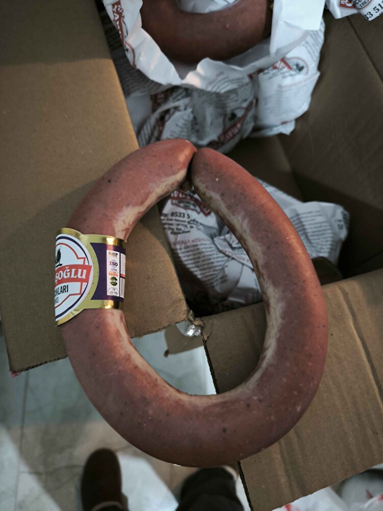 Ürün yaş geliyor alacaklar bilsin Ayrıca tadı orta halli markaların sucuğu gibi yorumlara inanmayın.