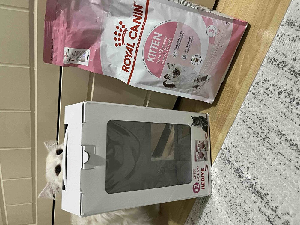 Hep kullandığımız bi ürün.kedimiz severek yiyor. yalnız kutuda yazdığı gibi hediye mama gönderilmesini isterdim.