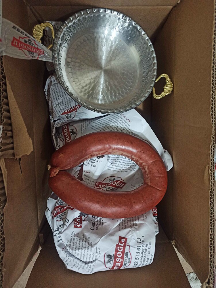 cok guzel bir sucuk lezzetini begendim fazla tuzlu, yağlı ve baharatlı degil.Tavsiye ediyorum.Saticiyafa hediyeleri icin tsk ediyorum.