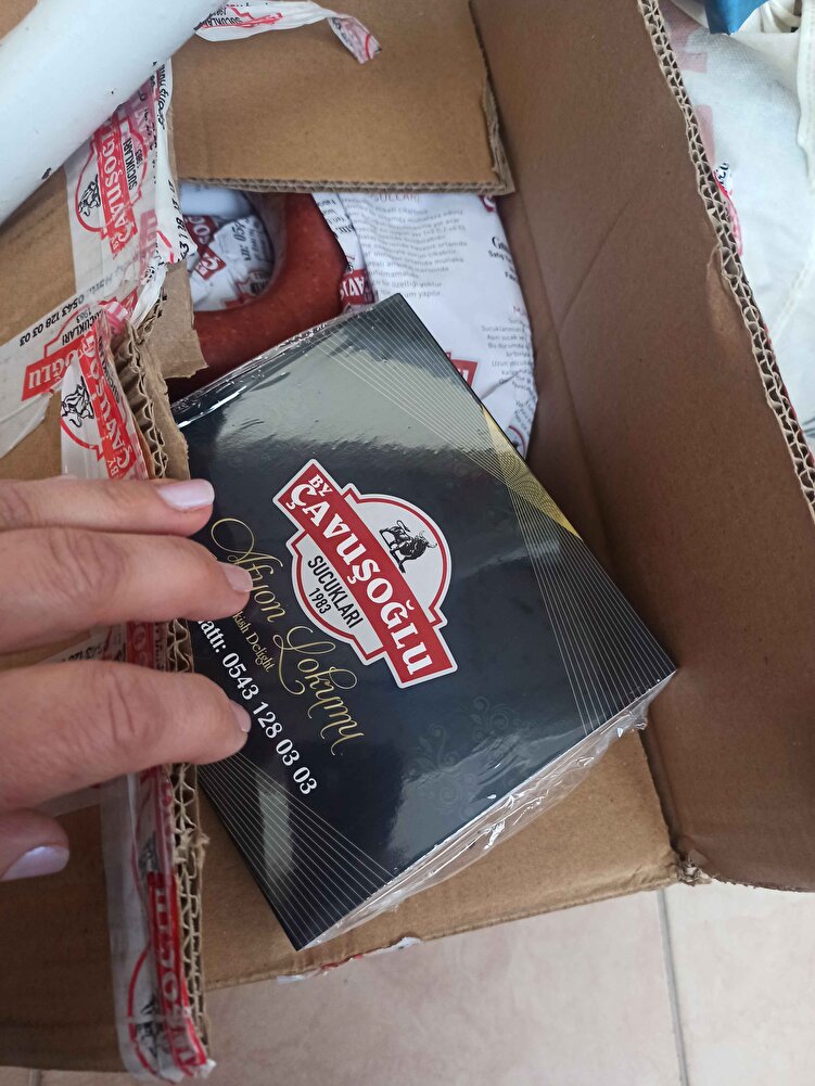 cok guzel bir sucuk lezzetini begendim fazla tuzlu, yağlı ve baharatlı degil.Tavsiye ediyorum.Saticiyafa hediyeleri icin tsk ediyorum.