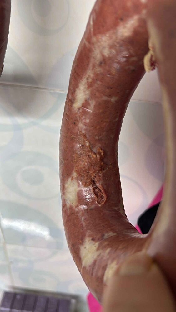 bence çoğunluğu tavuk marketten aldığımız dana sucuklara tadı hiç benzemiyor ama bu fiyata anca bu kadardır heralde fazlasını beklemek hata yanında lokum göndermişler teşekkürler