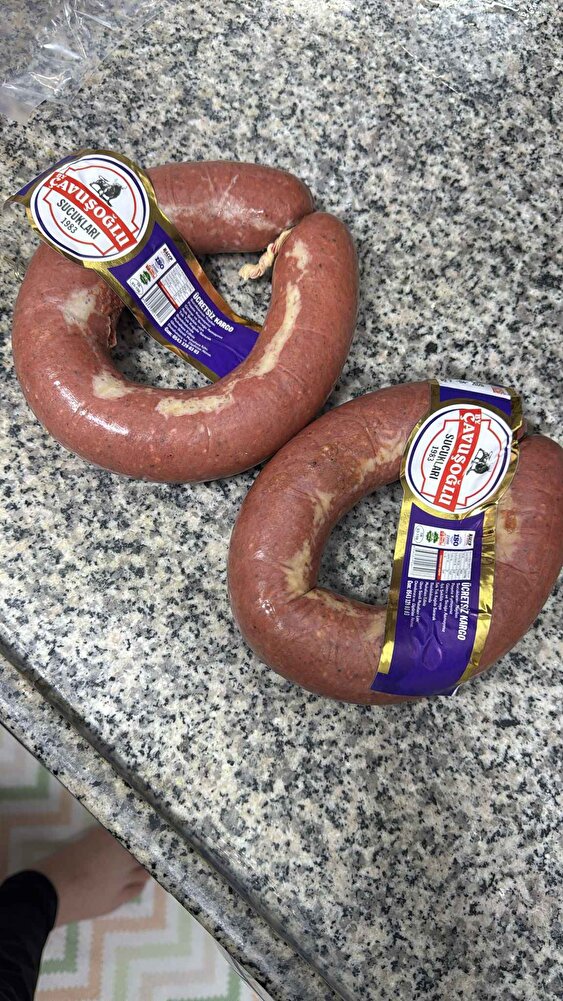 bence çoğunluğu tavuk marketten aldığımız dana sucuklara tadı hiç benzemiyor ama bu fiyata anca bu kadardır heralde fazlasını beklemek hata yanında lokum göndermişler teşekkürler