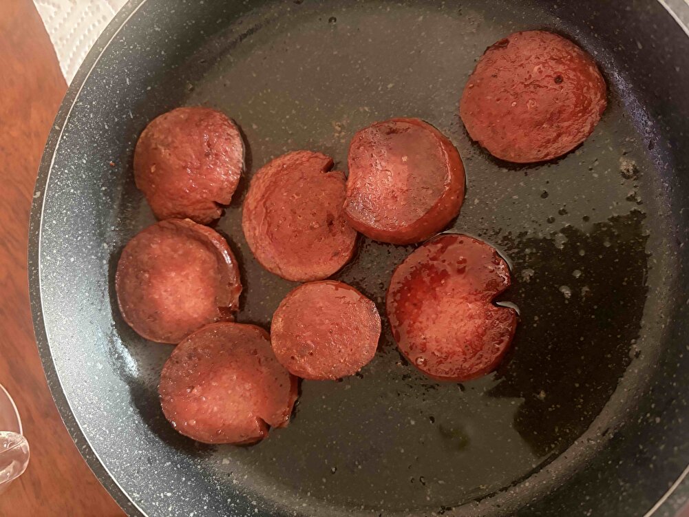 FİYASKO!! Tam bir infuluencer abartması.Yediğimiz şey tamamen yumuşak salama benzer bir yapıda.Aromasını da yetersiz buldum.Tavsiye etmem.Paketleme vakumlu değildi.Son kullanma tarihine 4 ay var. çok reklam yapılıyor diye kandım ama bir daha asla almam.