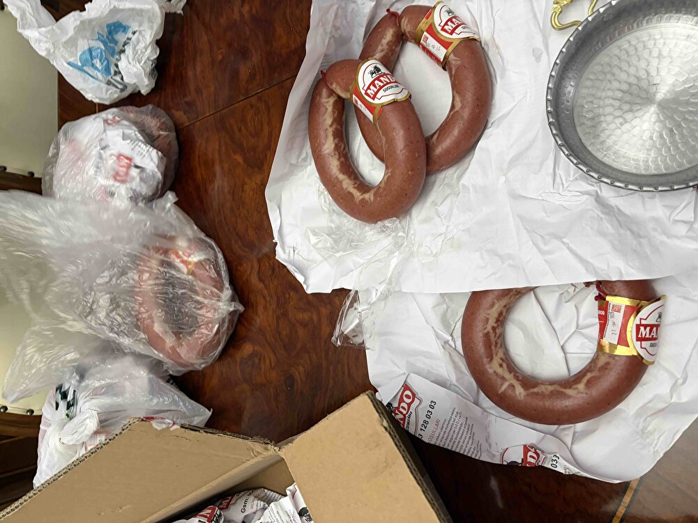 FİYASKO!! Tam bir infuluencer abartması.Yediğimiz şey tamamen yumuşak salama benzer bir yapıda.Aromasını da yetersiz buldum.Tavsiye etmem.Paketleme vakumlu değildi.Son kullanma tarihine 4 ay var. çok reklam yapılıyor diye kandım ama bir daha asla almam.