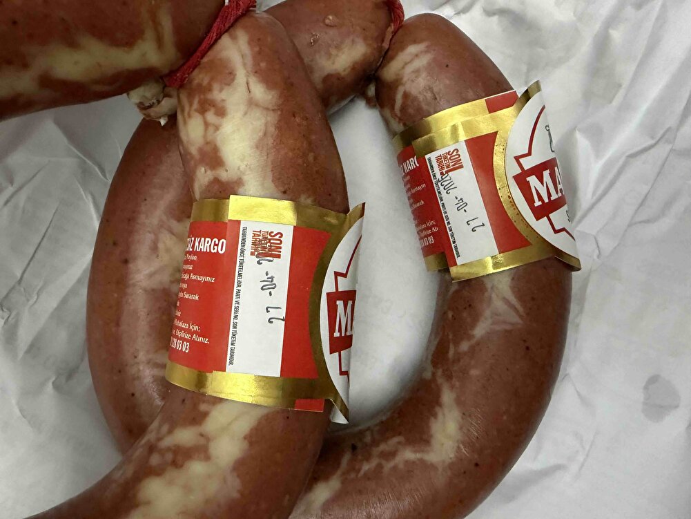 FİYASKO!! Tam bir infuluencer abartması.Yediğimiz şey tamamen yumuşak salama benzer bir yapıda.Aromasını da yetersiz buldum.Tavsiye etmem.Paketleme vakumlu değildi.Son kullanma tarihine 4 ay var. çok reklam yapılıyor diye kandım ama bir daha asla almam.