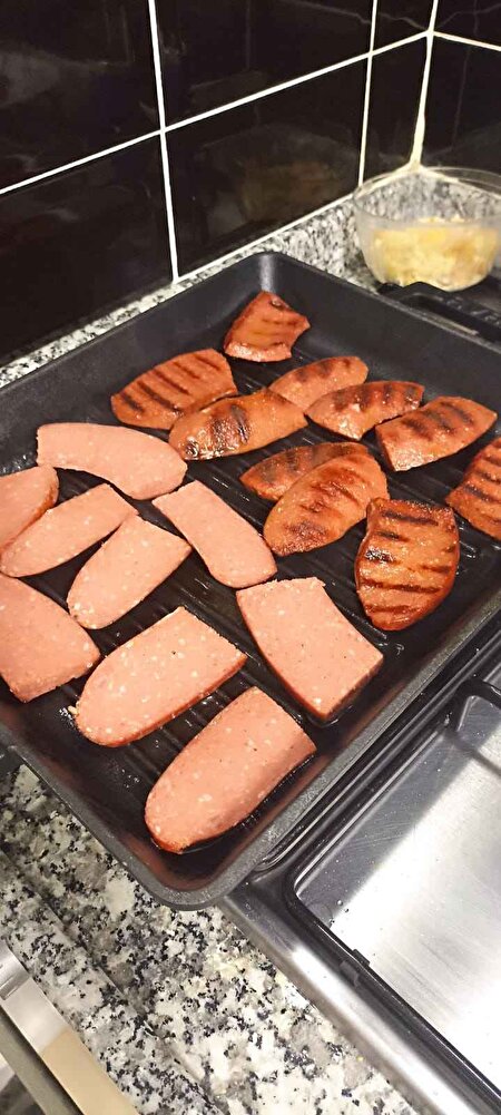 satıcıya ne kadar teşekkür etsem az, helali hoş olsun bereketli kazançlarıniz olsun Allah'ın izniyle 🤲🏻 yarı yarıya acılı acısız olarak ve vakumlu bi şekilde istedim TM dediler 2 gün içinde elime ulaştı hediyeler ile birlikte, sapasağlam geldi ürünlerim tertemiz ve tadı öyle güzelki hemen pişirdim döküm tavada ızgara yaptım enfes oldu acı olan da öyle kalıcı bi acısı yok geçiyor hemen, çocuklar yiyemez diye endişe ettim ama sıkıntı olmadı,,, ilgisi alakası mükemmel bir satıcı ayrıca soruları da çok hızlı bir şekilde yanıtlamalarida kıymetli 🤗🌸