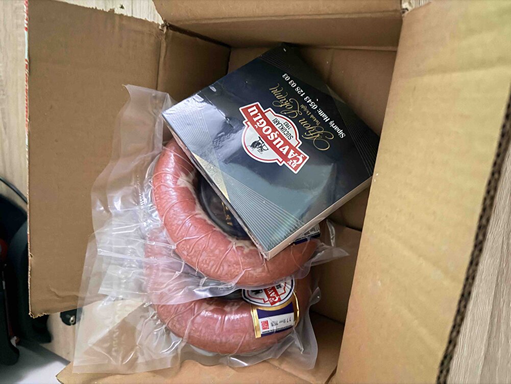 Sucuklar geldı valla yemeden yorum yapmım dedım güzel yanı ben begendım ama bıraz baharat tadı kokusu bıraz fazla baharat cok koyyorlar galıba evın heryerını alyor koku genel olarak begendım