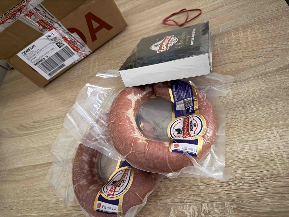 Sucuklar geldı valla yemeden yorum yapmım dedım güzel yanı ben begendım ama bıraz baharat tadı kokusu bıraz fazla baharat cok koyyorlar galıba evın heryerını alyor koku genel olarak begendım