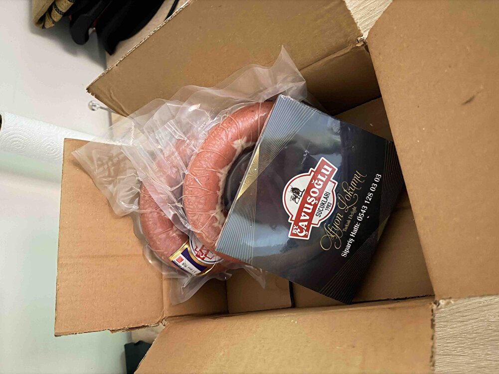 Sucuklar geldı valla yemeden yorum yapmım dedım güzel yanı ben begendım ama bıraz baharat tadı kokusu bıraz fazla baharat cok koyyorlar galıba evın heryerını alyor koku genel olarak begendım