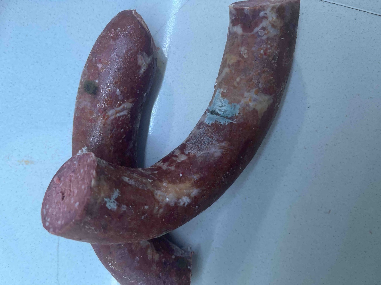 5 kilo sipariş ettim daha ikinci sucuğa yeni geçtik böyle  oldu neden çok sulu bu sucuklar iade etmek istiyorum bu şekilde kullanamam param çöp oldu