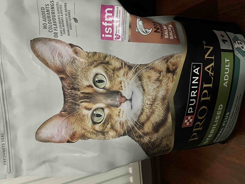 İlk defa aldım bu mamayı daha öncede aynı markanın yetişkinler için somonlusunu kullanıyordum. Karıştırarak veriyorum kedim sevdi