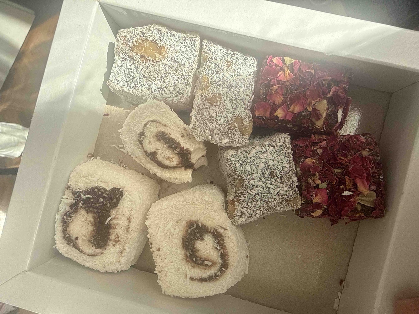 Yemin ederim gelir gelmez bir kangal yedim eve gelen elektrikçi ye bile bir kangal hediye ettim lokumlar süperdi ilk defa birine yürekten yorum yapip teşekkür ediyorum emeğinize sağlık süper akın kesinlike deneyin bacım