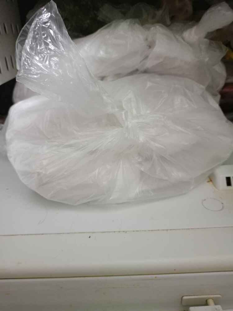 Merhaba bu sizden sanırım 3. defa sucuk alışım. Ve her seferki gibi yine harikasınız. seyahatten dönmüştüm ve teslim edildiği tarihte eve geldim. yemeğim yoktu. hemmmeeennn gönderdiğiniz sahanda bir domatesli sucuk keyfi yaptım. şimdi de lokumunuzla keyif kahvemi içeceğim. geçen alışımda yorum yazacaktım aslında ama lokumunuzu bir oturuşta bitirdim :)) emeklerinize sağlık