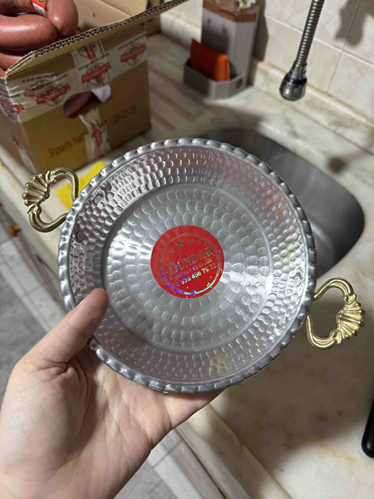 Fiyatına göre baya iyi, hafif ağır bir kokusu yok. Baharat dengesi baya iyi. Sadece hediye lokumum gelmedi yerine pişmaniye gönderdiler