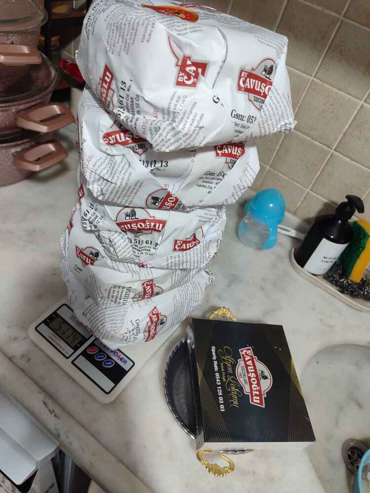 paketleme Ve hediye düşünmeleri çok iyi ama asıl önemli olan fiyat performans olması aynı sucuğun kilosu markette daha pahalı hem 5 kg aldım acılı denemek istedim sağolsunlar göndermişler çok aşırı bi acısı yok hatta baharattan dolayı acılı olan daha kaliteli bi sucuk tadı vermiş bir sonrakine sadece acılı alırım