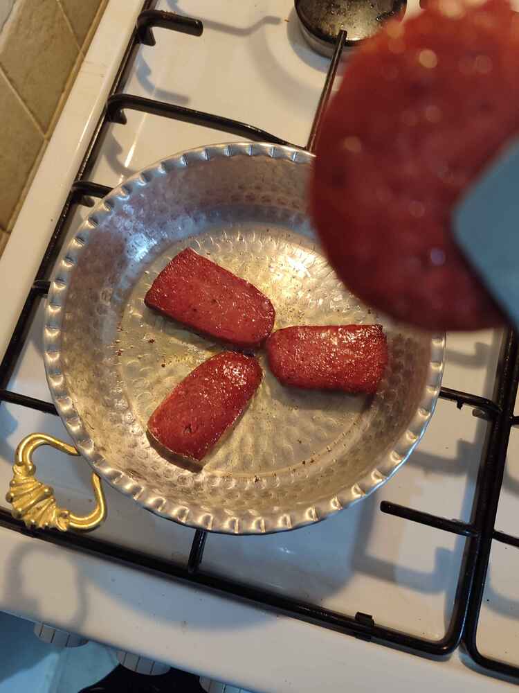 paketleme Ve hediye düşünmeleri çok iyi ama asıl önemli olan fiyat performans olması aynı sucuğun kilosu markette daha pahalı hem 5 kg aldım acılı denemek istedim sağolsunlar göndermişler çok aşırı bi acısı yok hatta baharattan dolayı acılı olan daha kaliteli bi sucuk tadı vermiş bir sonrakine sadece acılı alırım