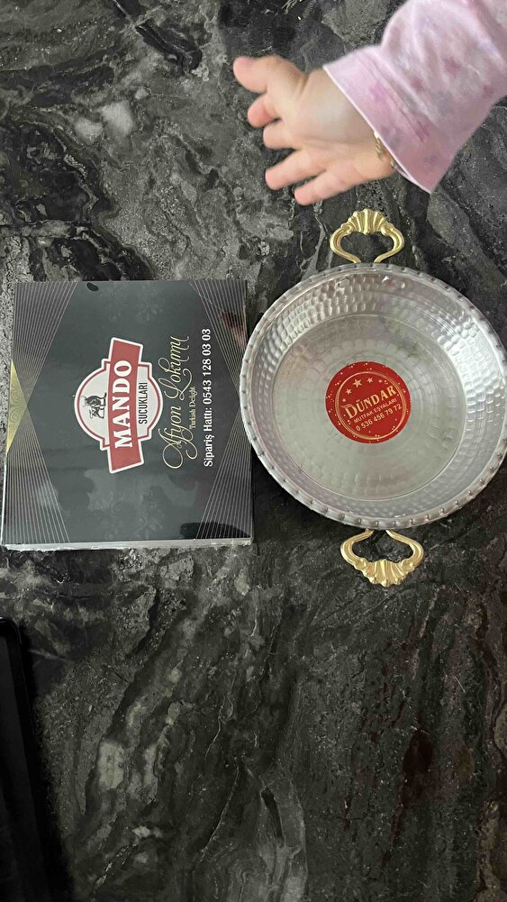 Gerçekden sucuk gibi sucuk . Burayı keşfetmeden önce afyonlu arkadaşlarımız ısmarlıyorduk hep. Burası bir tık daha uygun geldi bize elimizin altında sipariş verebileceğimiz bir yerde oldu. Baharatlı sucuk sevmeyenler için birebir . Korkarak sipariş vermiştim bozuk ya da küflü gelebilir diye hiçte düşündüğüm gibi olmadı gayet sağlam ve düzgün geldi yanındaki hediyeler için teşekkür ederiz.